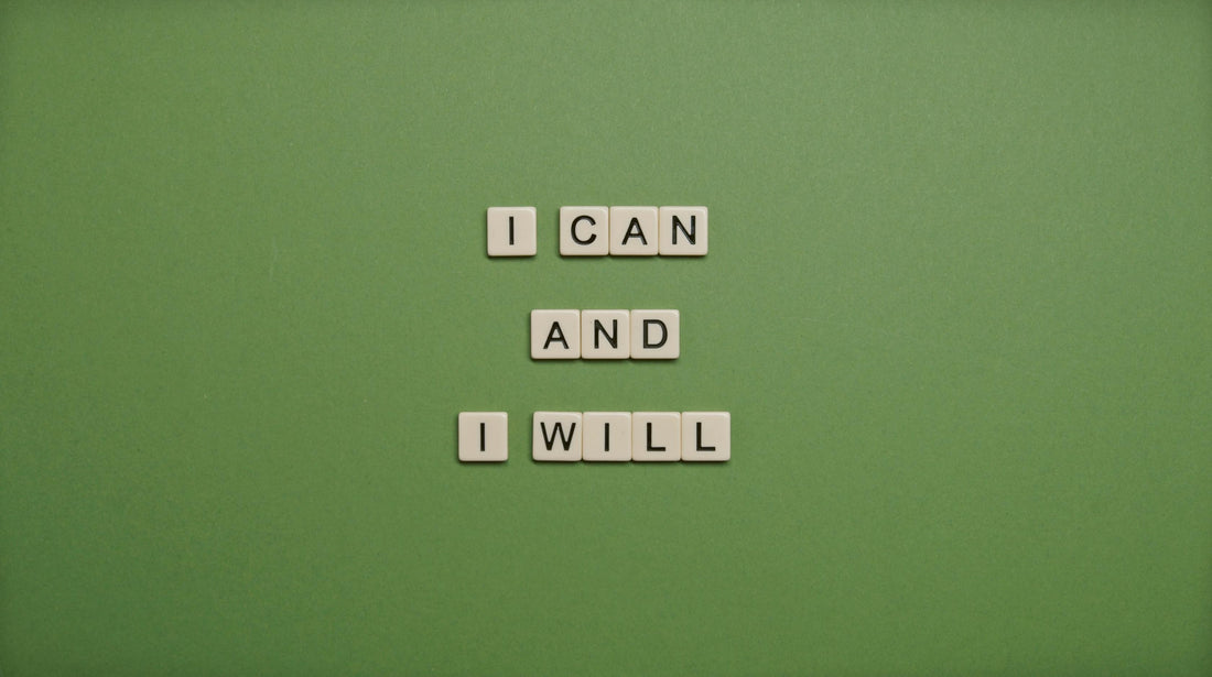 Inspirierende Scrabble-Buchstaben mit der Aufschrift 'I can and I will' auf grünem Hintergrund. Motivierende Botschaft für Erfolg und Selbstvertrauen.